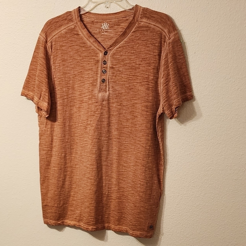 Rock and Republic Men's Short Sleeve Henley V-neck with 4 buttons. SZ M